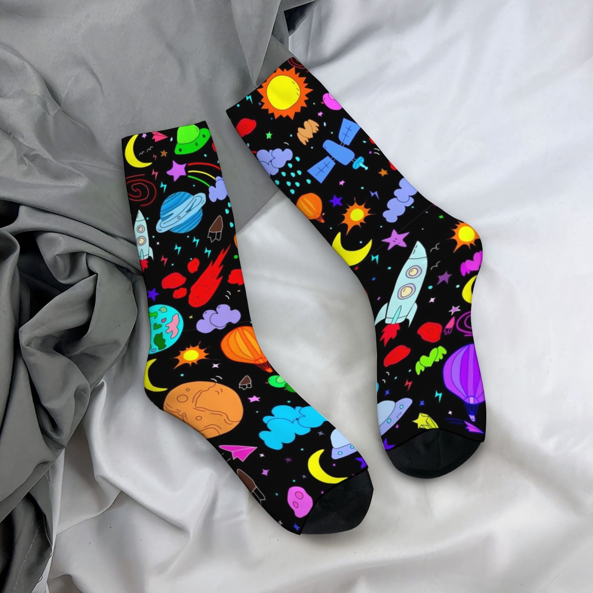 カートゥーン風地球宇宙プリント メンズミッドカーフソックス  - Quirky Street Fashion のレビューと価格